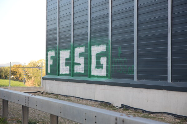 FCSG Graffitis entlang der Autobahn